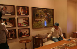 「続 ダカフェ日記」の発売を記念して、三鷹（DAILIES）で行われている「ダカフェ日記の小さな写真展」へ行ってきました。