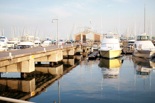 アウトレットパークじゃない方の「よこはま・かなざわ海の駅」横浜ベイサイドマリーナにヨットやボートを見にいってきました。