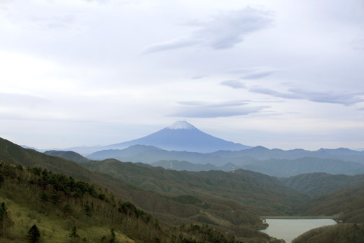 日本百名山の大菩薩峠（だいぼさつとうげ）から富士山の姿を眺めてきました。山梨県甲州市 秩父多摩甲斐国立公園