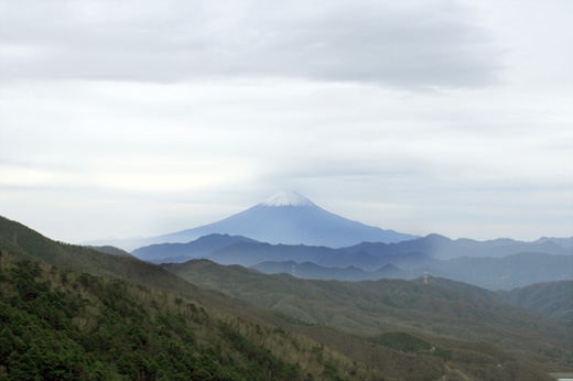 日本百名山の大菩薩峠（だいぼさつとうげ）から富士山の姿を眺めてきました。山梨県甲州市 秩父多摩甲斐国立公園