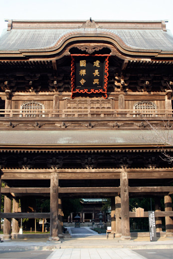 鎌倉時代（建長５年・１２５３年）に立てられた国宝・国重要文化財のある建長寺境内は、物音ひとつしない静かな佇まいで、これぞ古都鎌倉散策！でしたw。