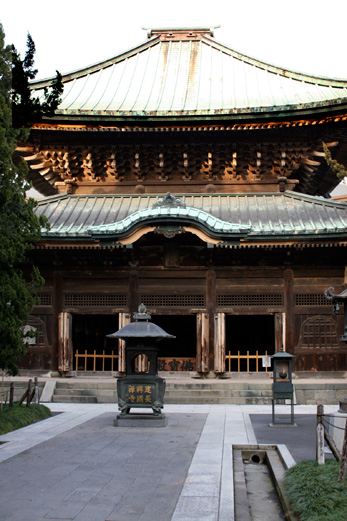 鎌倉時代（建長５年・１２５３年）に立てられた国宝・国重要文化財のある建長寺境内は、物音ひとつしない静かな佇まいで、これぞ古都鎌倉散策！でしたw。