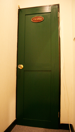 トイレのドアとキッチンのドアをリフォーム~100年近く前のアンティークのガラスノブを取り付けDIY~