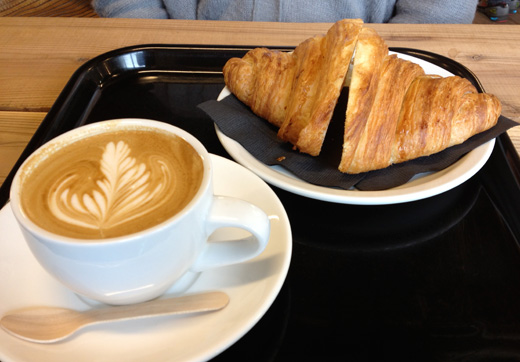 相模原市、津久井湖の側にある『ZEBRA coffee & croissant （ゼブラ コーヒー&クロワッサン）』へ巨大なクロワッサンを食べに行ってきました。